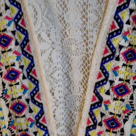 Eyeshadow S/M Bohemian Crochet Fringe Vest | Colorful Aztec Embroidery Ivory - Picture 4 of 6